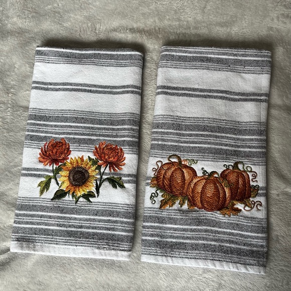Handcrafted Autumn theme embroidered pair of kitchen hand towela - Handcrafted. - Picture 1 of 5